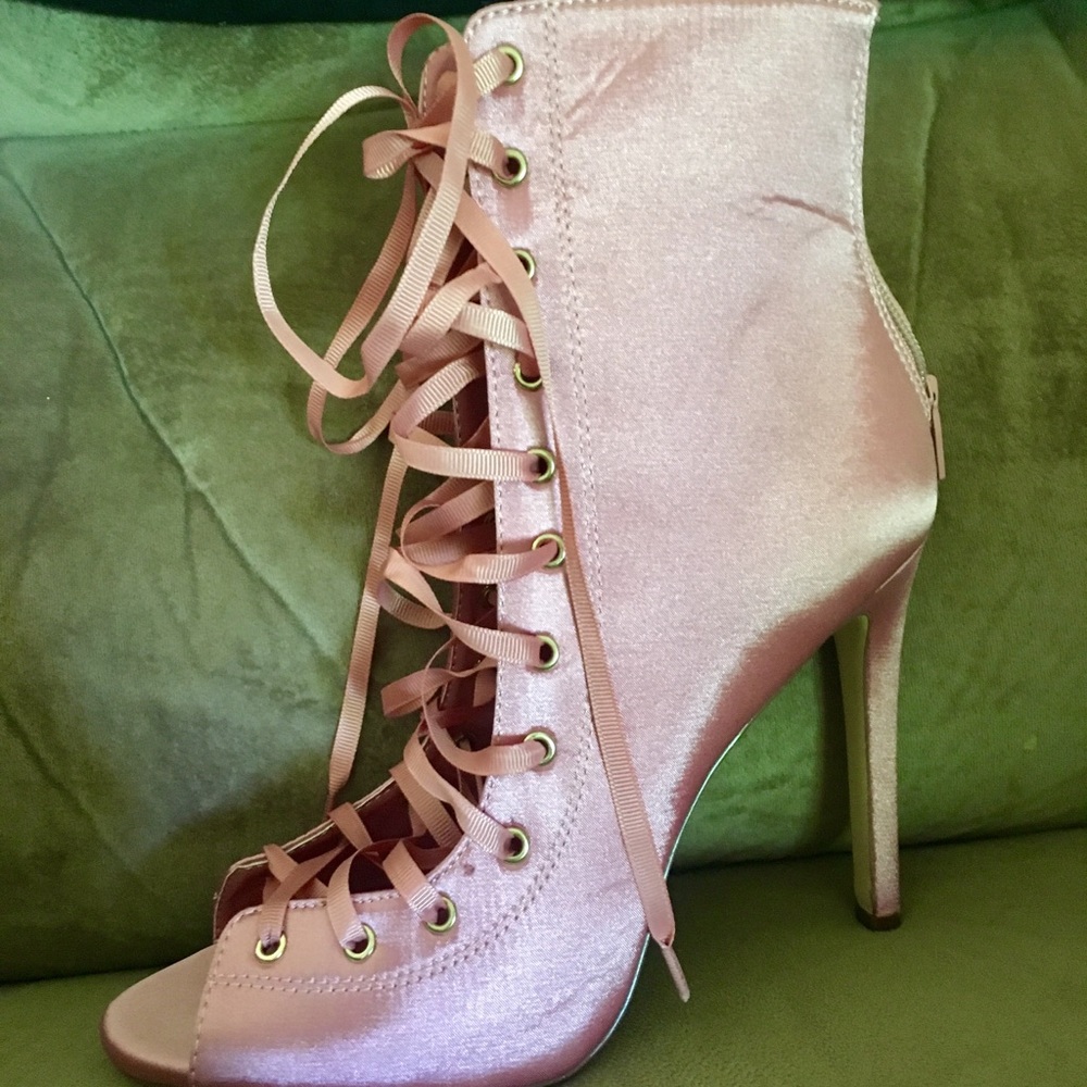*NEW* in box Lace up sateen ankle boots